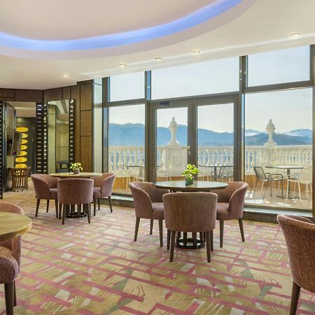 Sheraton Batumi Hotel Екстериор снимка Club Lounge at the hotel