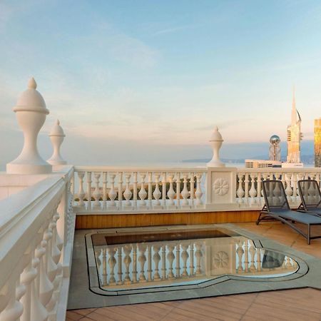 Sheraton Batumi Hotel Екстериор снимка The rooftop pool at the Taj Mahal Palace