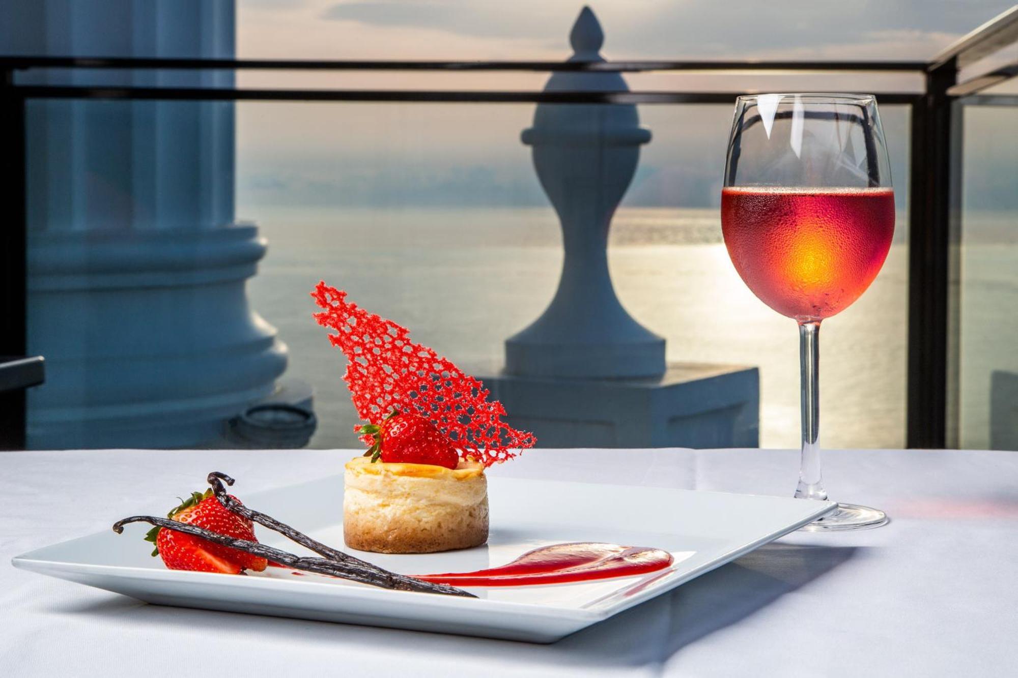 Sheraton Batumi Hotel Екстериор снимка A glass of wine