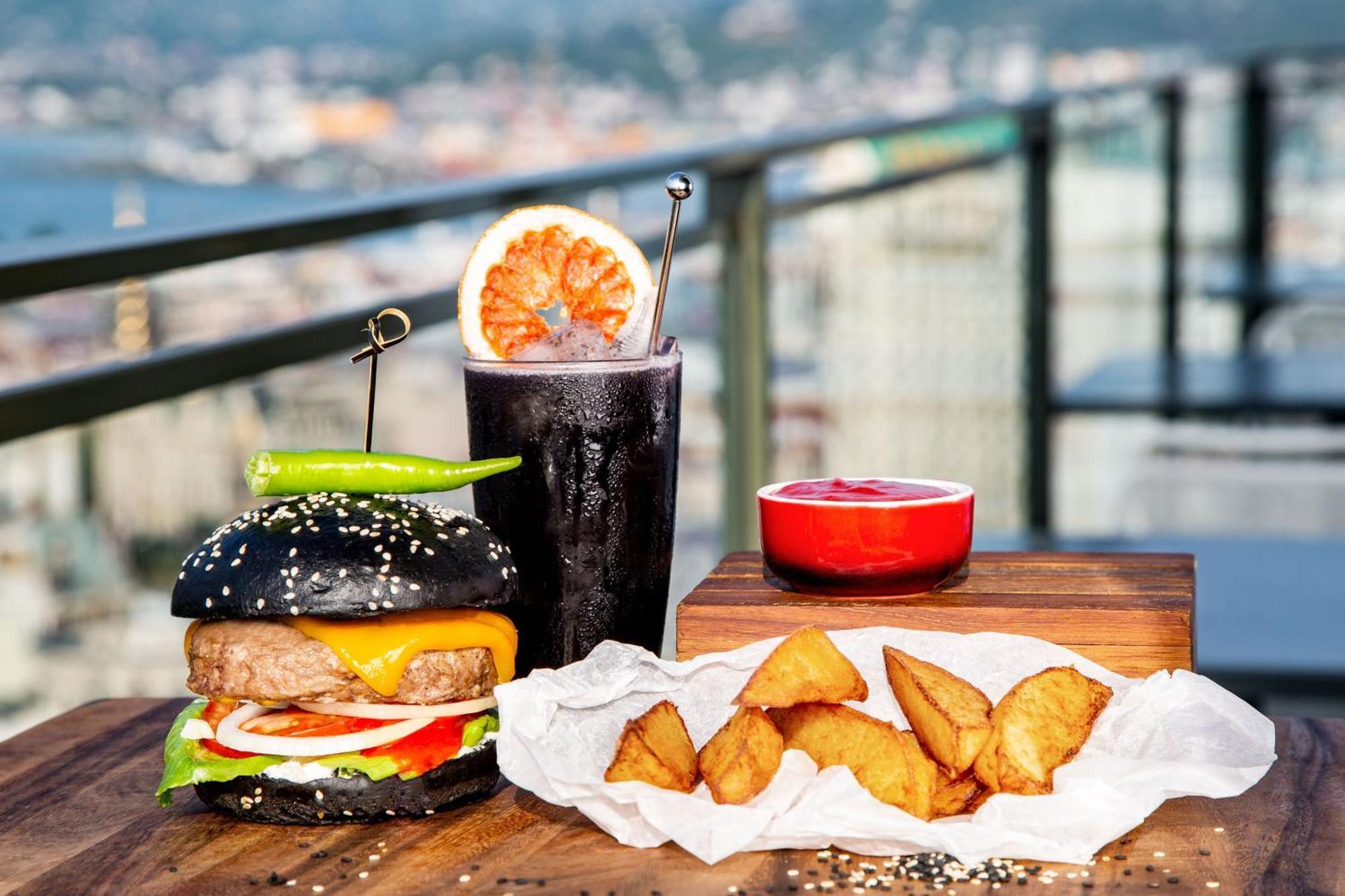 Sheraton Batumi Hotel Екстериор снимка A black bun hamburger with a cocktail and chicken fingers