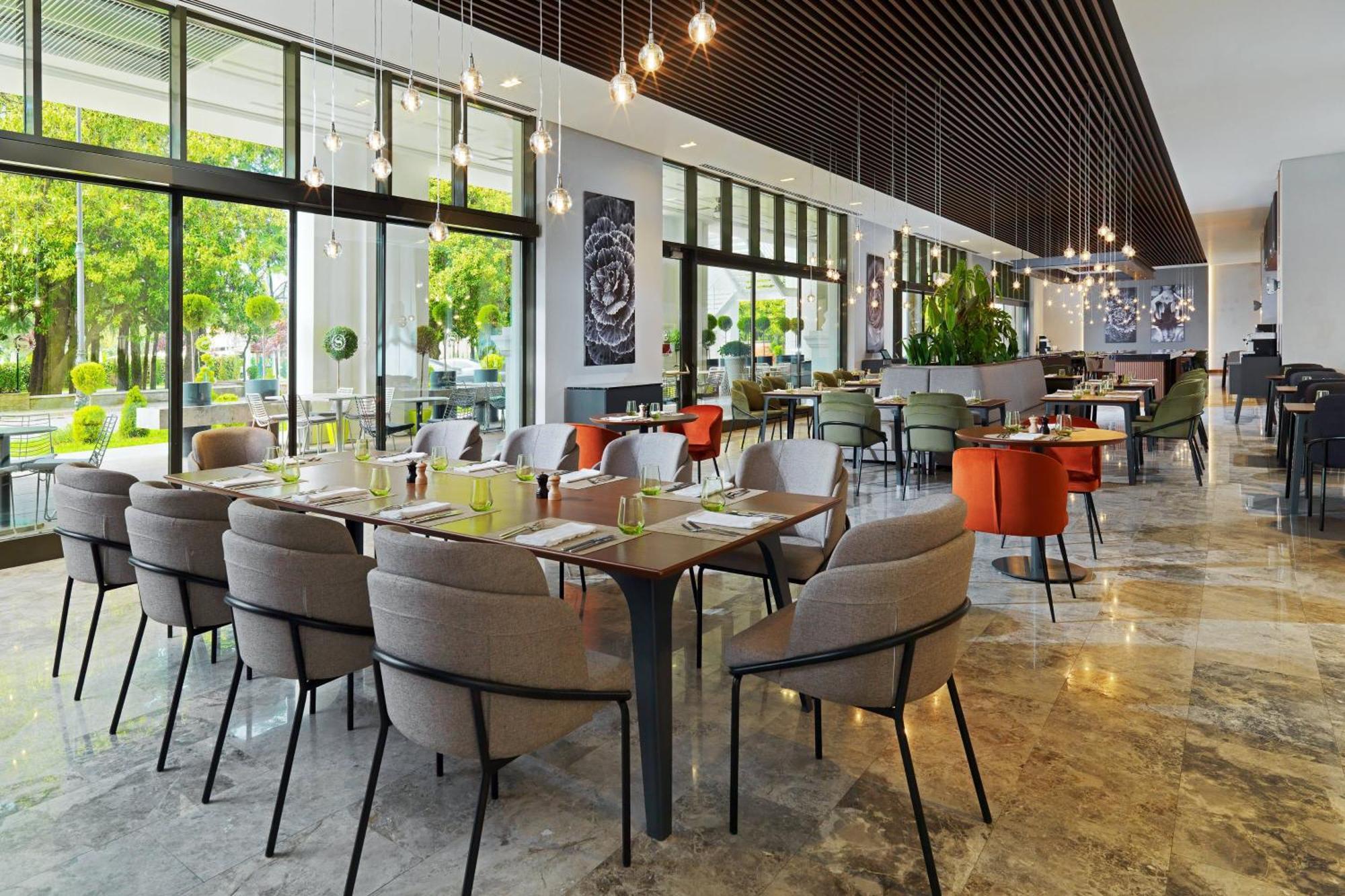 Sheraton Batumi Hotel Екстериор снимка The restaurant