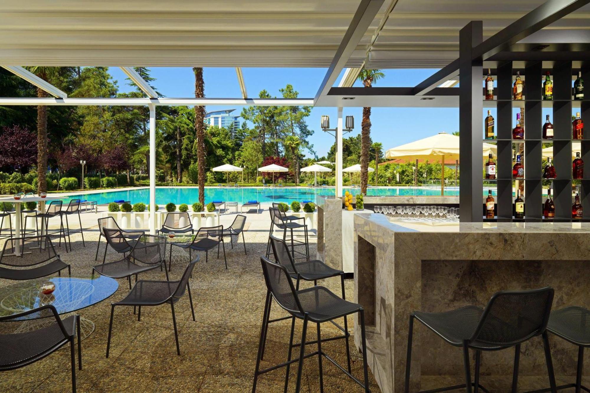 Sheraton Batumi Hotel Екстериор снимка Pool bar