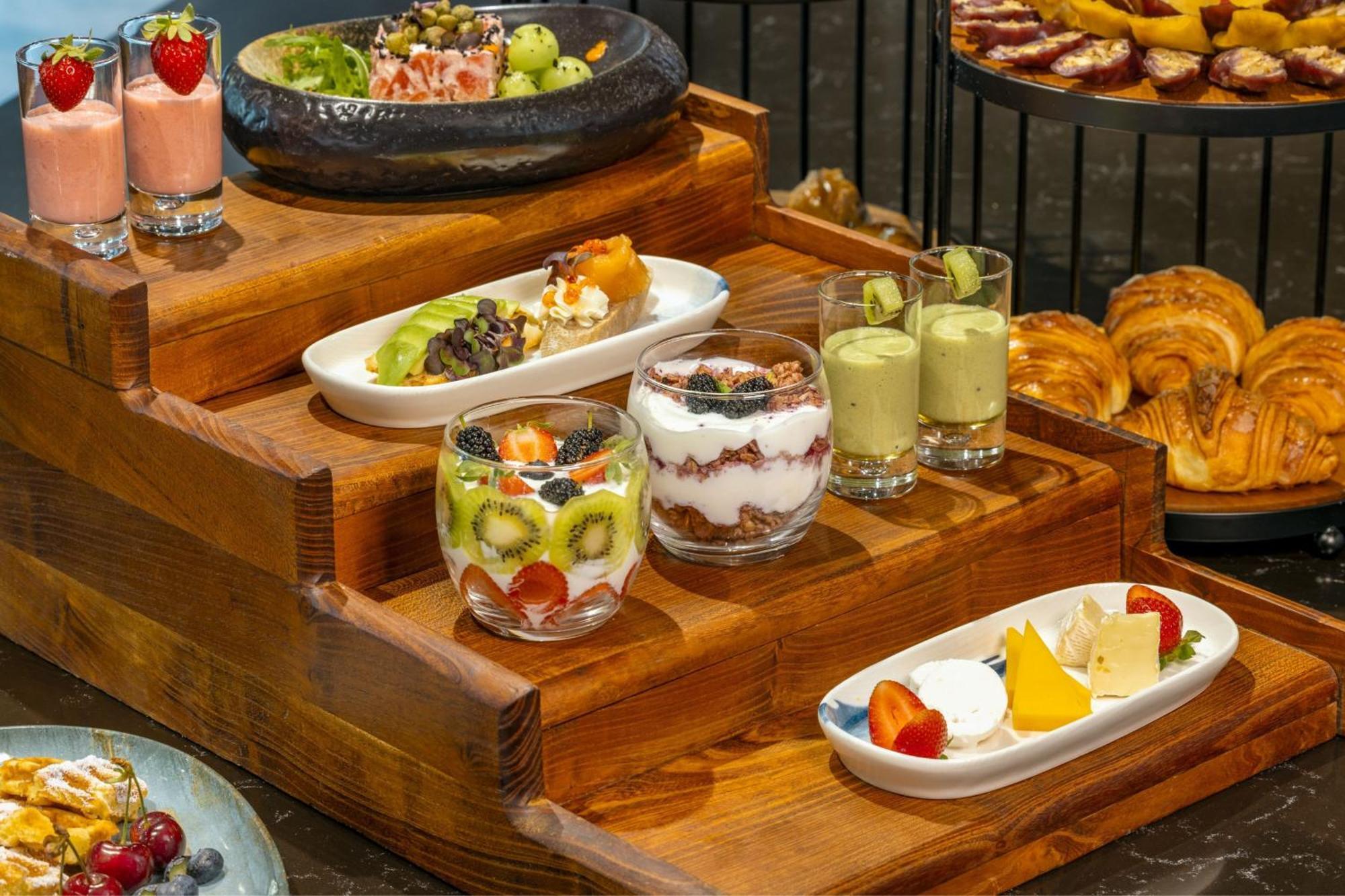 Sheraton Batumi Hotel Екстериор снимка A selection of desserts
