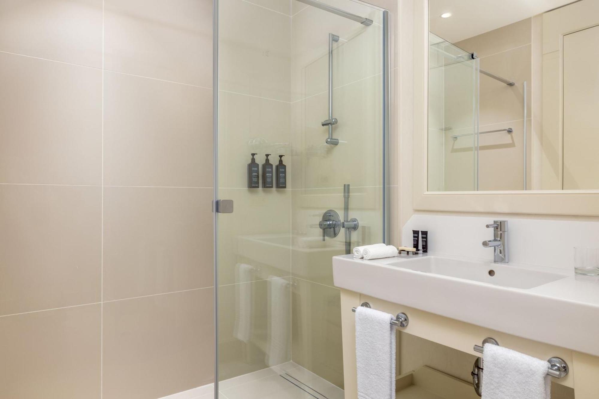 Sheraton Batumi Hotel Екстериор снимка A shower enclosure