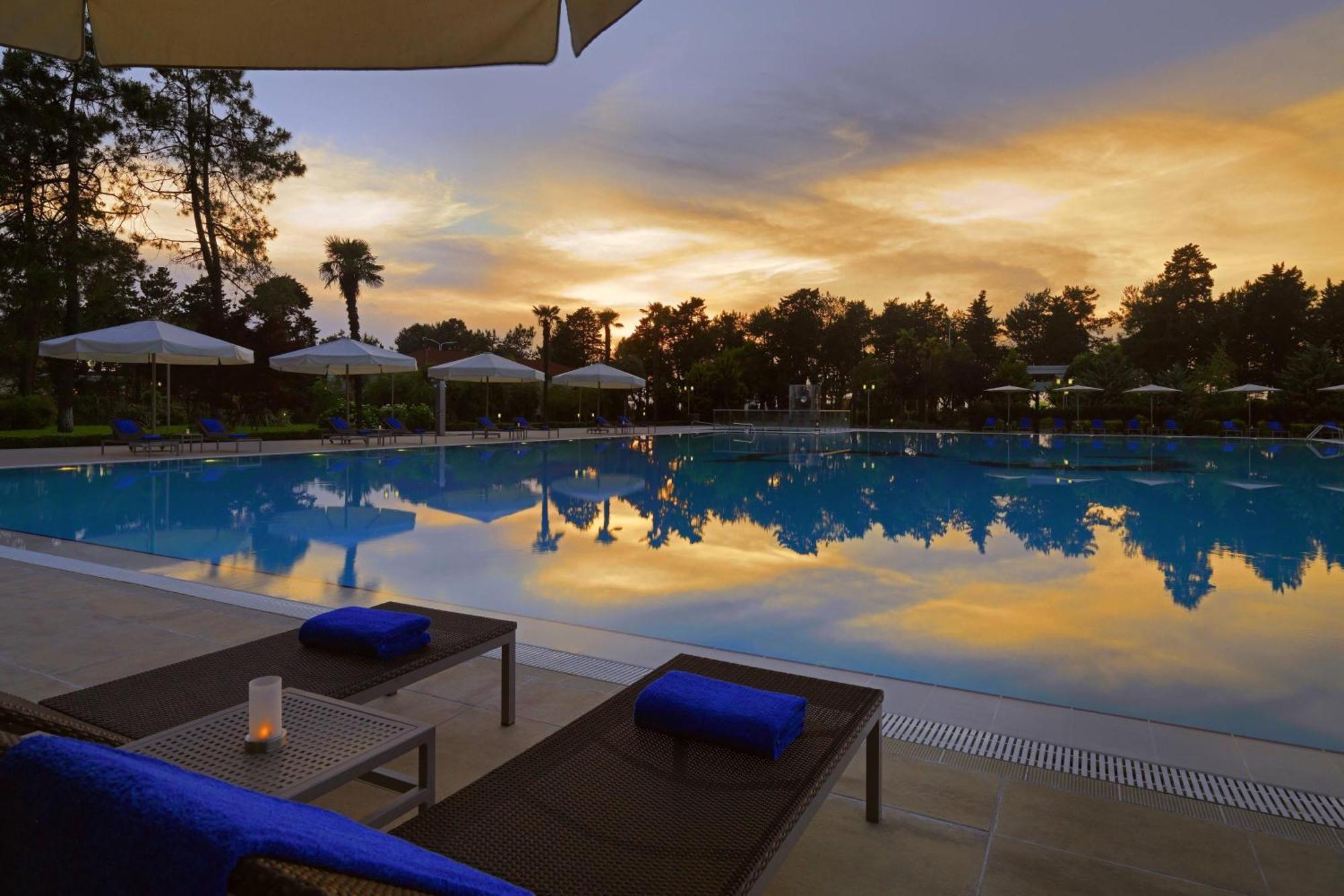 Sheraton Batumi Hotel Екстериор снимка The pool at the Four Seasons Hotel