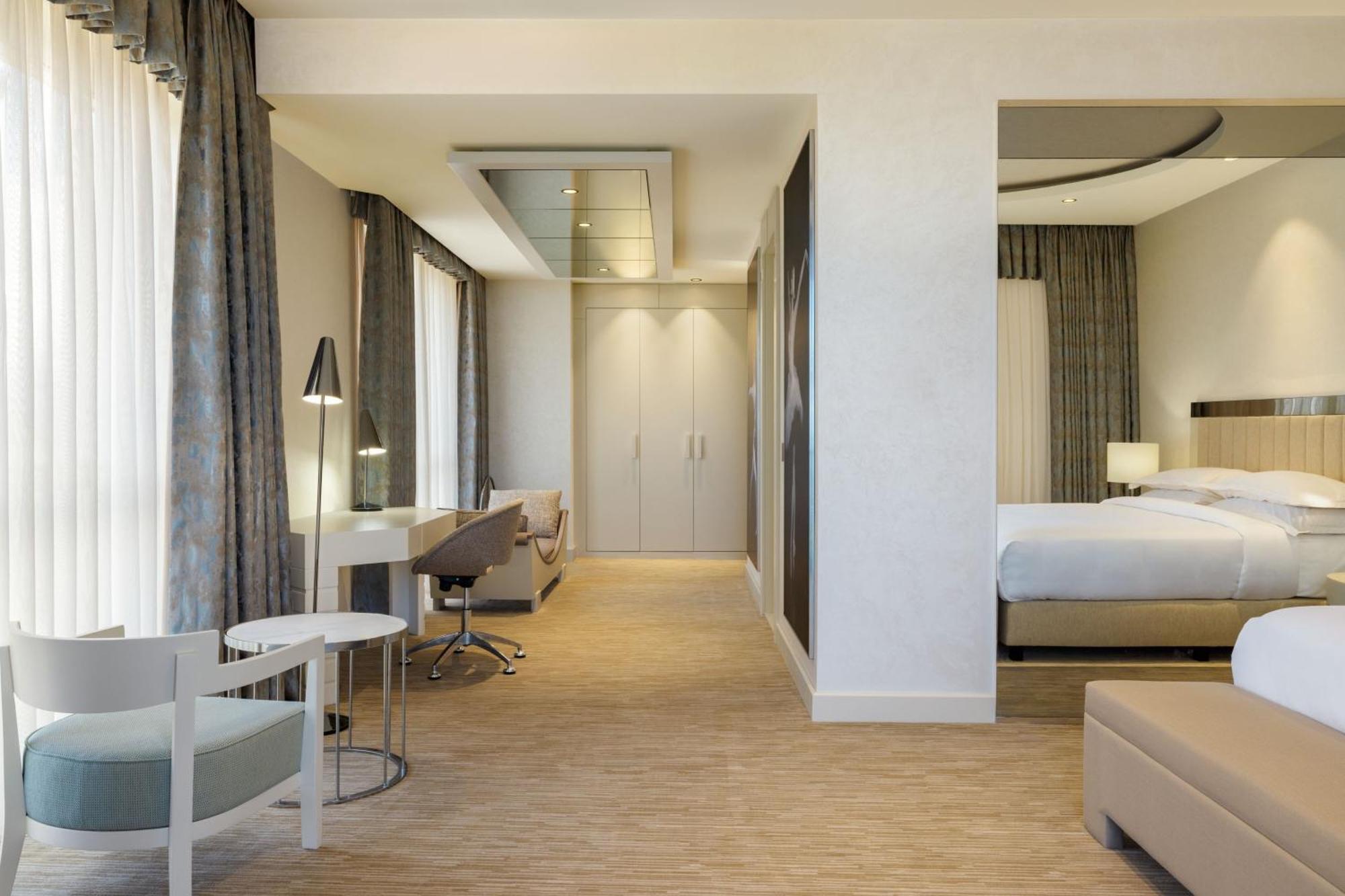 Sheraton Batumi Hotel Екстериор снимка Suite