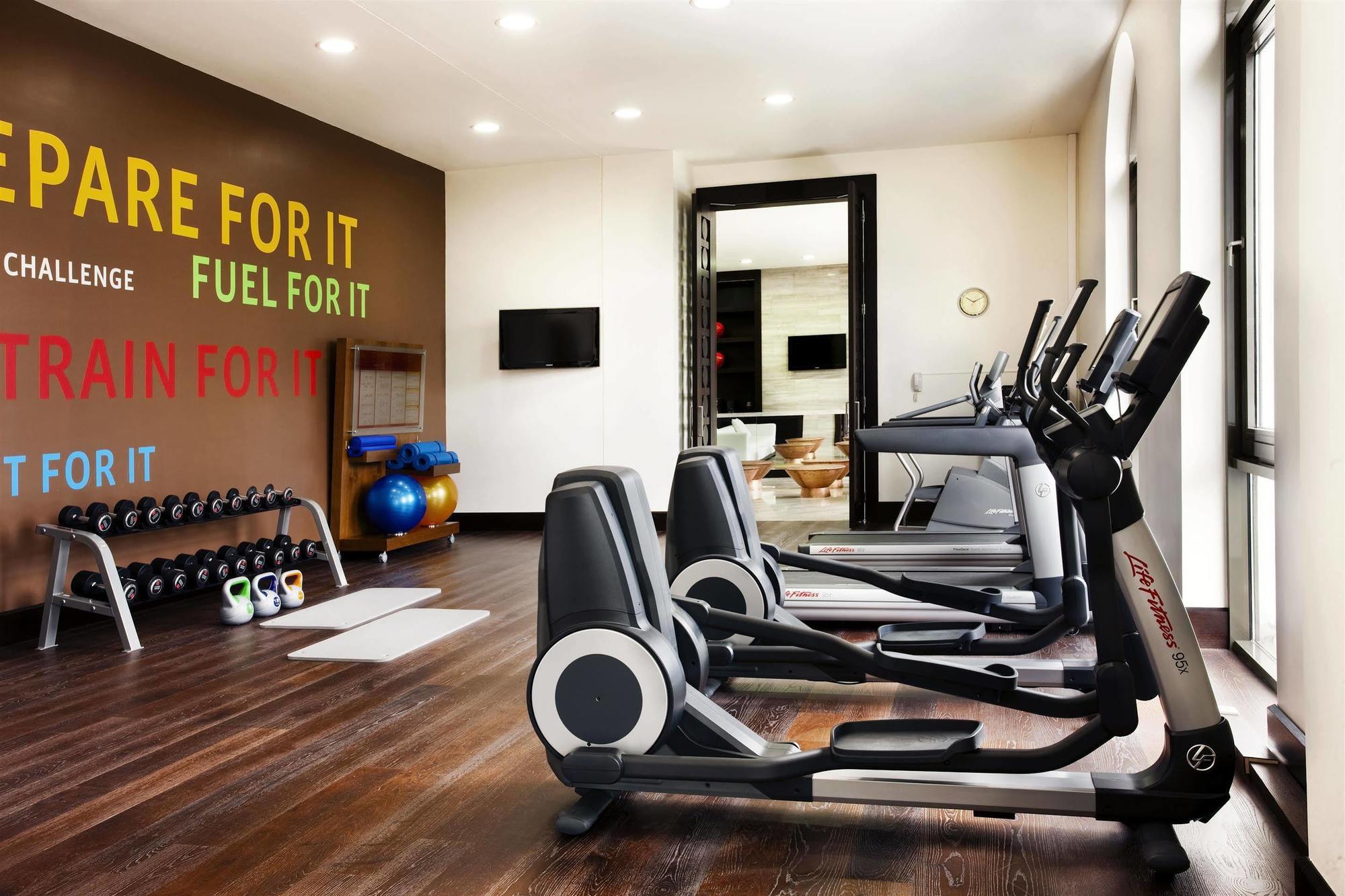 Sheraton Batumi Hotel Екстериор снимка A typical gym